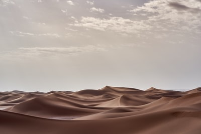 白云下的棕色沙漠